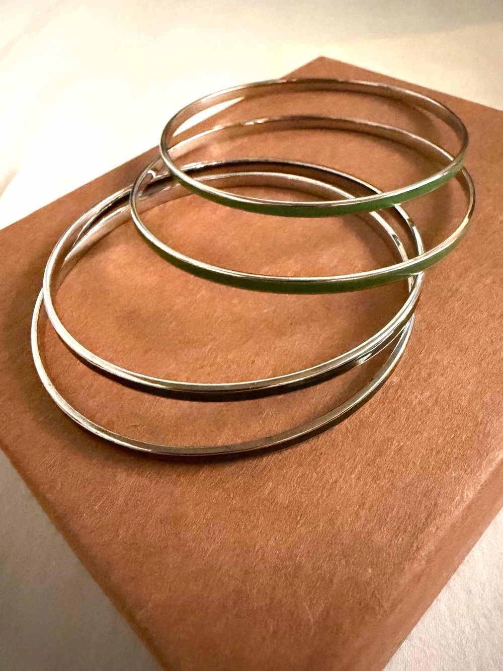 Women’s Stackable Bangle Bracelet Set  of 4 (2 Green/2 Black on Silver Metal)
